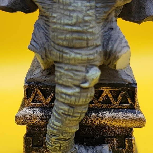 2 Wild Animals of Africa Elephants Brown Black Chess Pieces Ben Homer 2002 - Picture 3 of 9